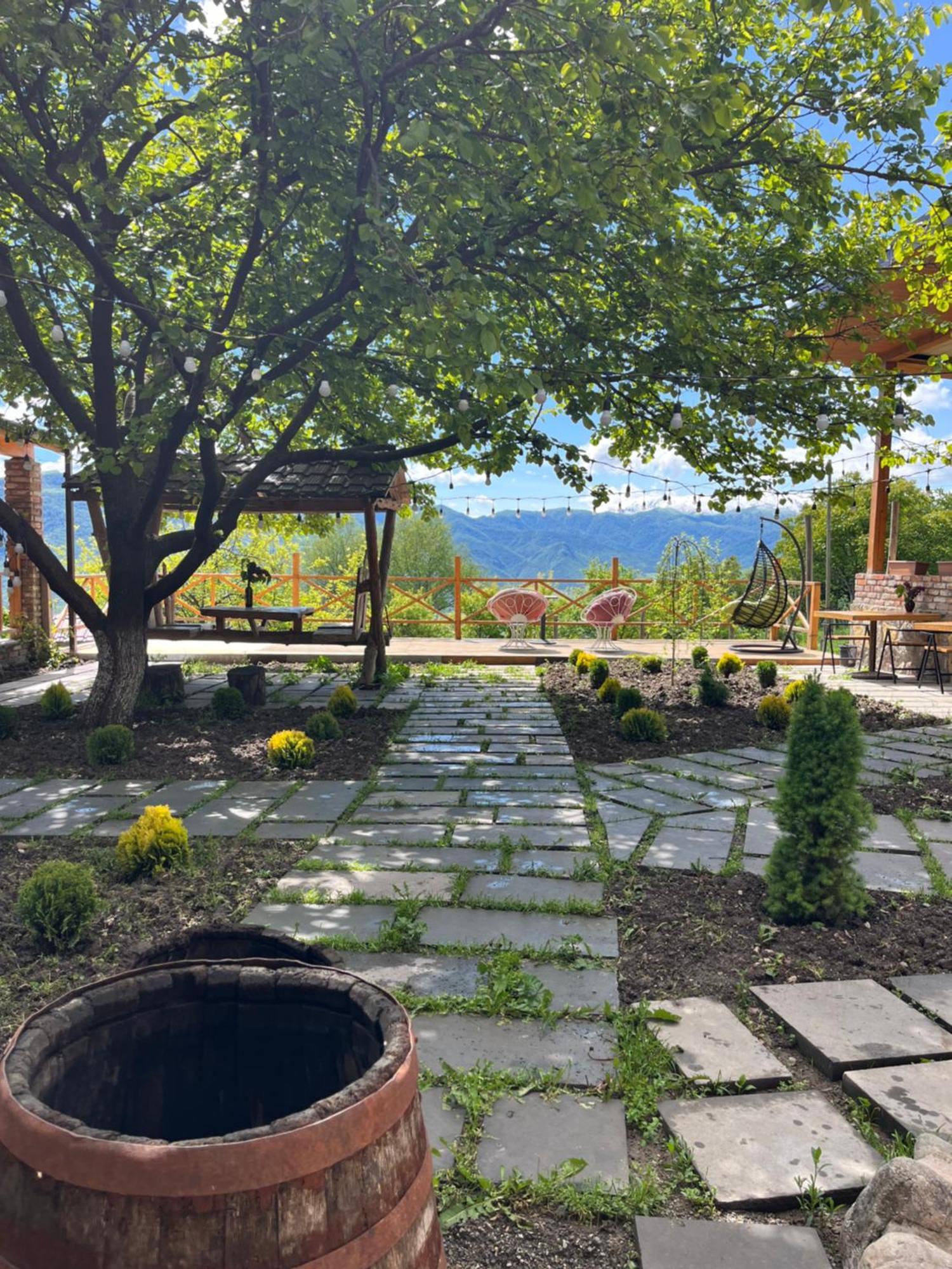 Berkri Gastro Yard & Guest House Yenokavan Exterior photo