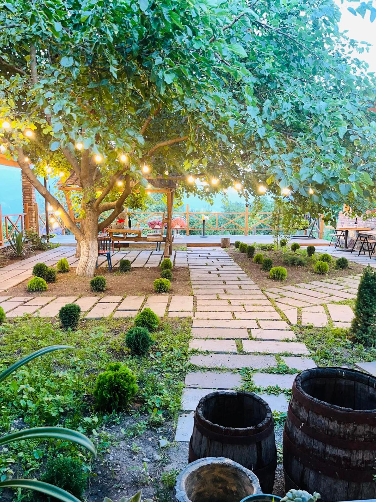 Berkri Gastro Yard & Guest House Yenokavan Exterior photo